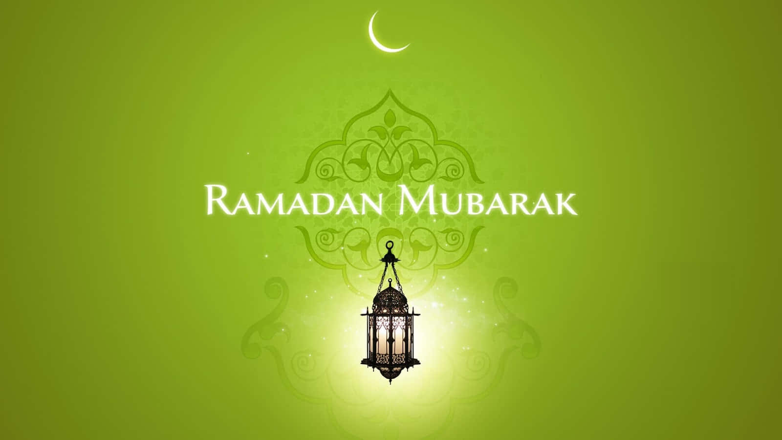Ramadan 桌布 壁紙 — 一個發光的燈籠掛在華麗的伊斯蘭圖案和新月下方，背景是充滿活力的綠色，並帶有「Ramadan Mubarak」文字。