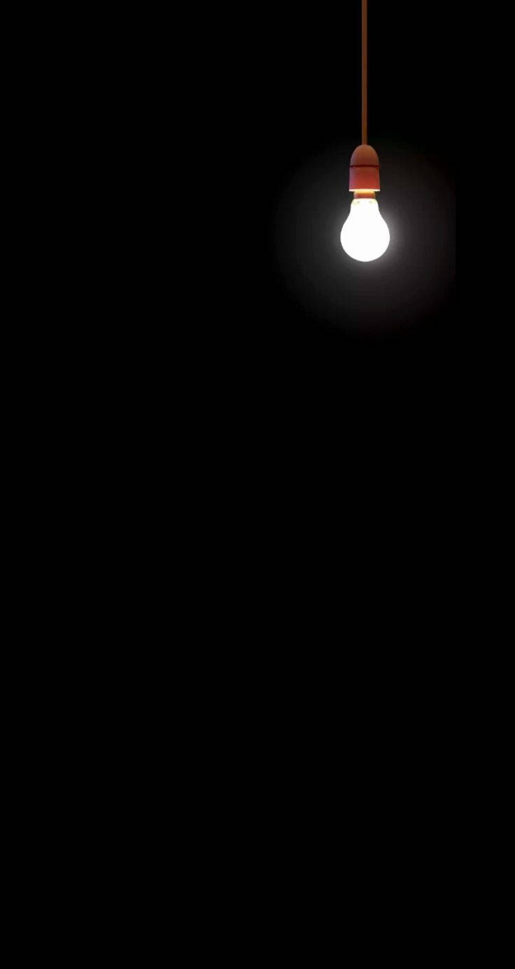 Light Bulb 桌布 壁紙 — 一個發光的白熾燈泡懸掛在一條電線上，背景是漆黑的。