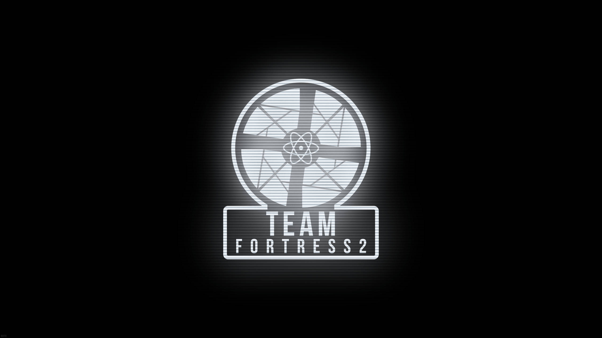 Tf2 Logo 桌布 壁紙 — 一個發光的白色 Team Fortress 2 標誌，中央有圓形徽章和原子符號，位於黑色背景上。