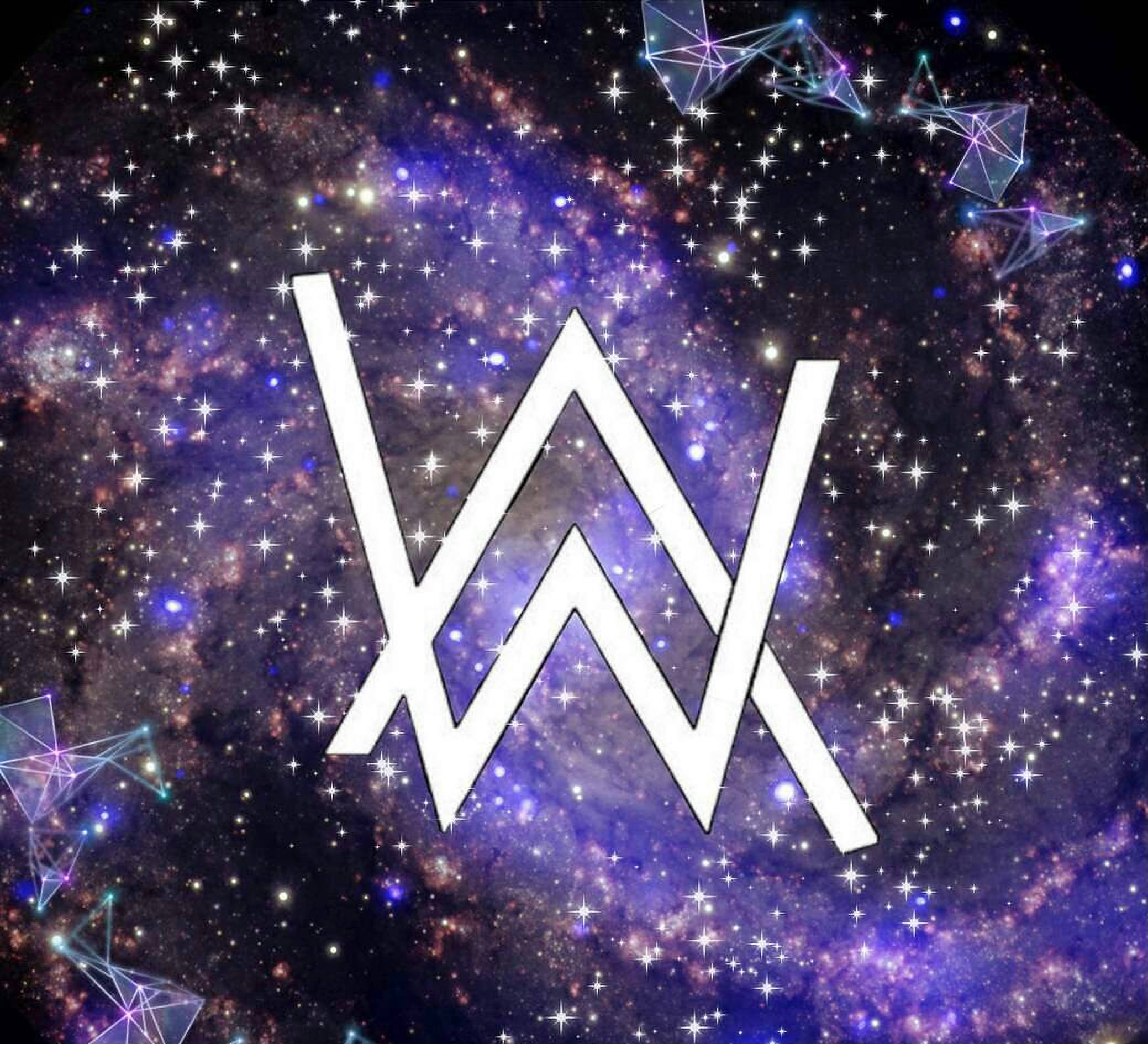 艾倫·沃克 桌布 壁紙 — 一個發光的白色「W」標誌漂浮在充滿星星和發光幾何星座的充滿活力的紫色星系前。