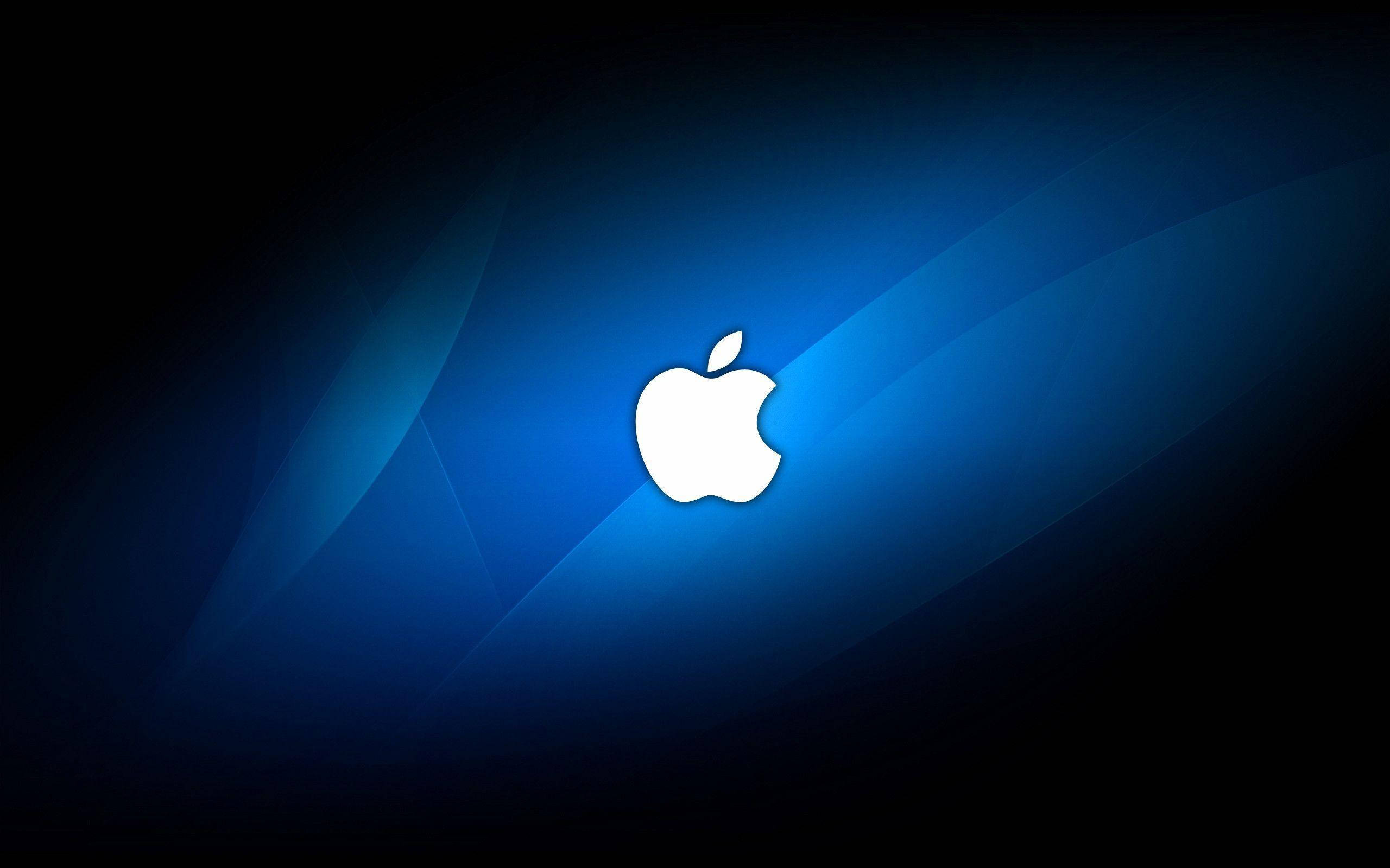 蘋果 桌布 壁紙 — 一個發光的白色Apple標誌，居中在漸變藍色背景上，漸變至黑色。