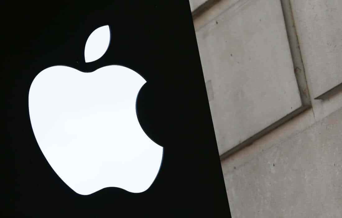 Brand 桌布 壁紙 — 一個發光的白色Apple標誌招牌，在黑暗背景旁有一道混凝土牆。