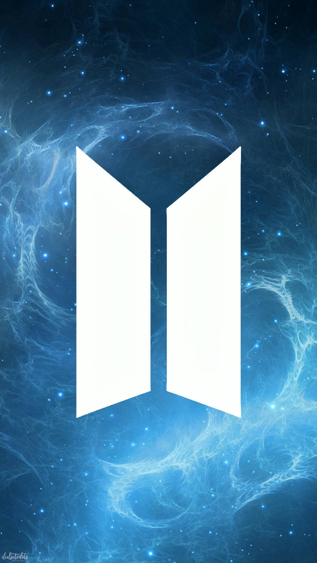白色BTS標誌在藍色星雲背景上。 — BTS標誌 壁紙