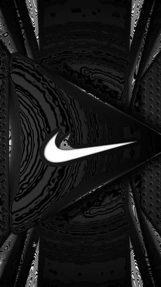 Nike 桌布 壁紙 — 一個發光的白色Nike勾號，位於帶有漩渦紋理和幾何形狀的黑色抽象圖案中央。