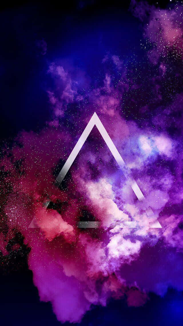 Hipster Galaxy Tumblr 桌布 壁紙 — 一個發光的白色三角形漂浮在紫色、粉紅色和藍色的旋轉宇宙雲中，背景是繁星點點的夜空。