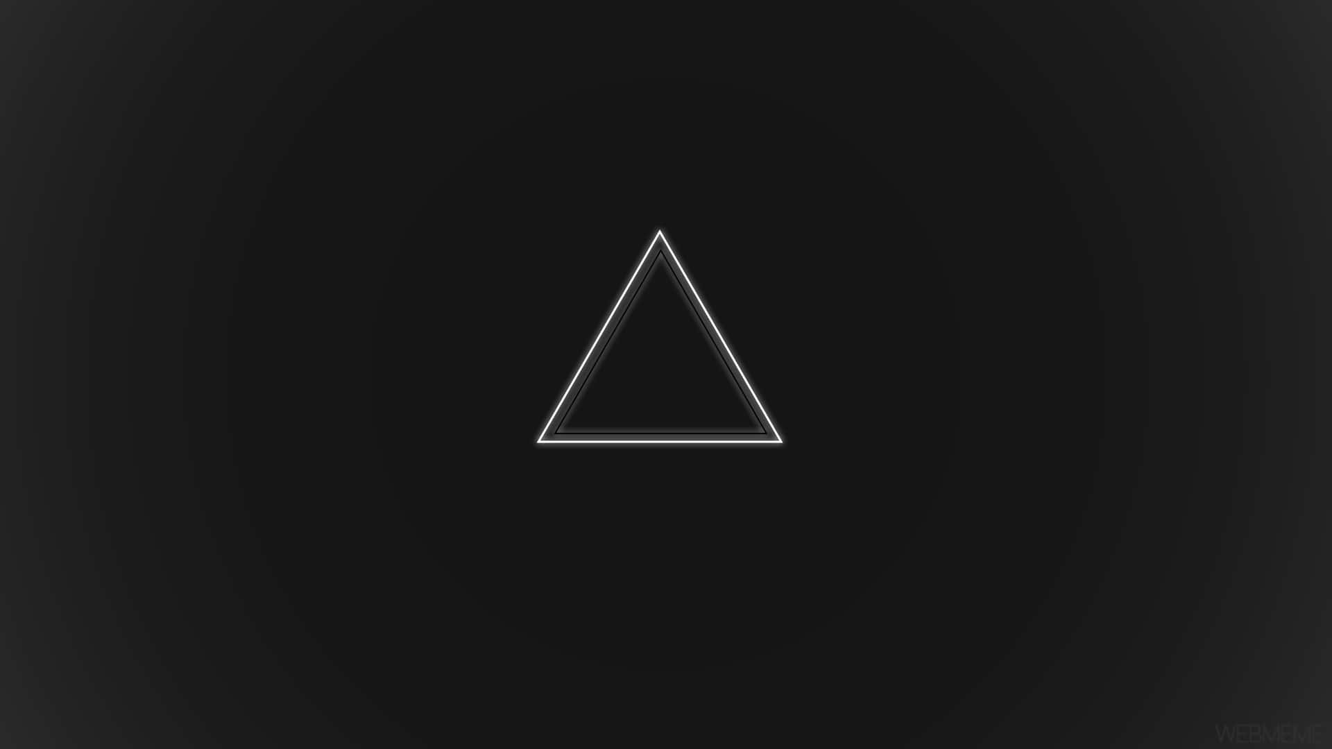 Minimalist HD Geometric Desktop 桌布 壁紙 — 一個發光的白色三角形輪廓，居中於深色漸變背景上，帶有微妙的徑向照明。