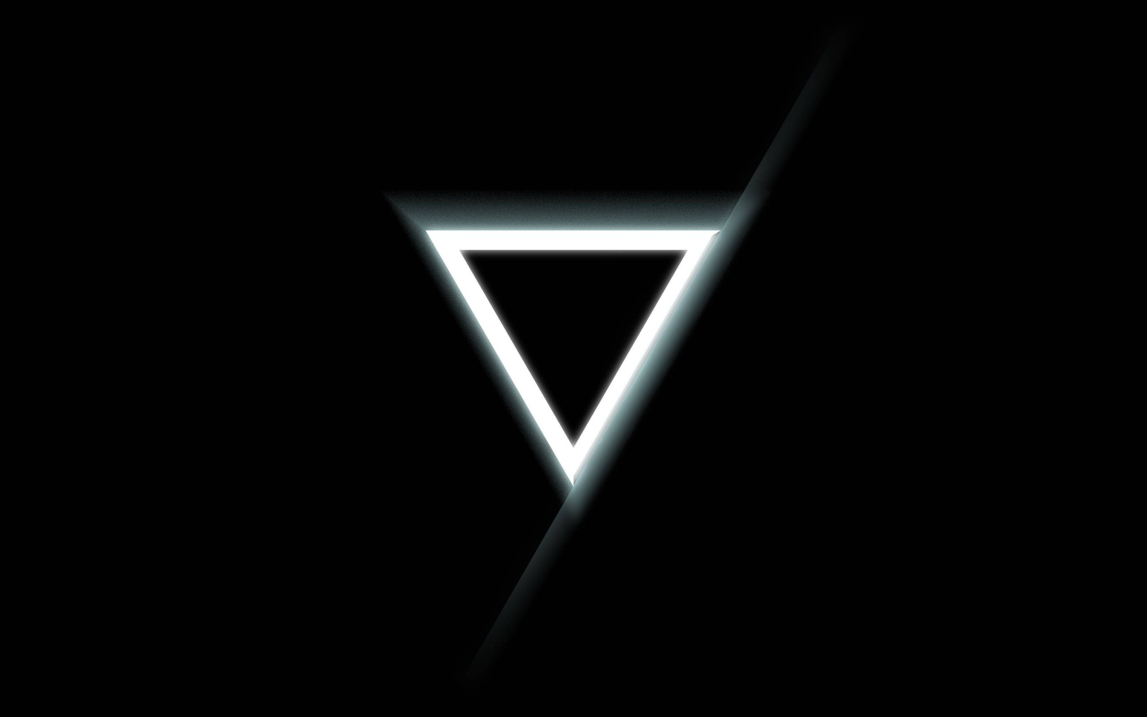 illuminati 桌布 壁紙 — 一個發光的白色三角形輪廓漂浮在深黑色背景上，邊緣散發出微妙的光線。
