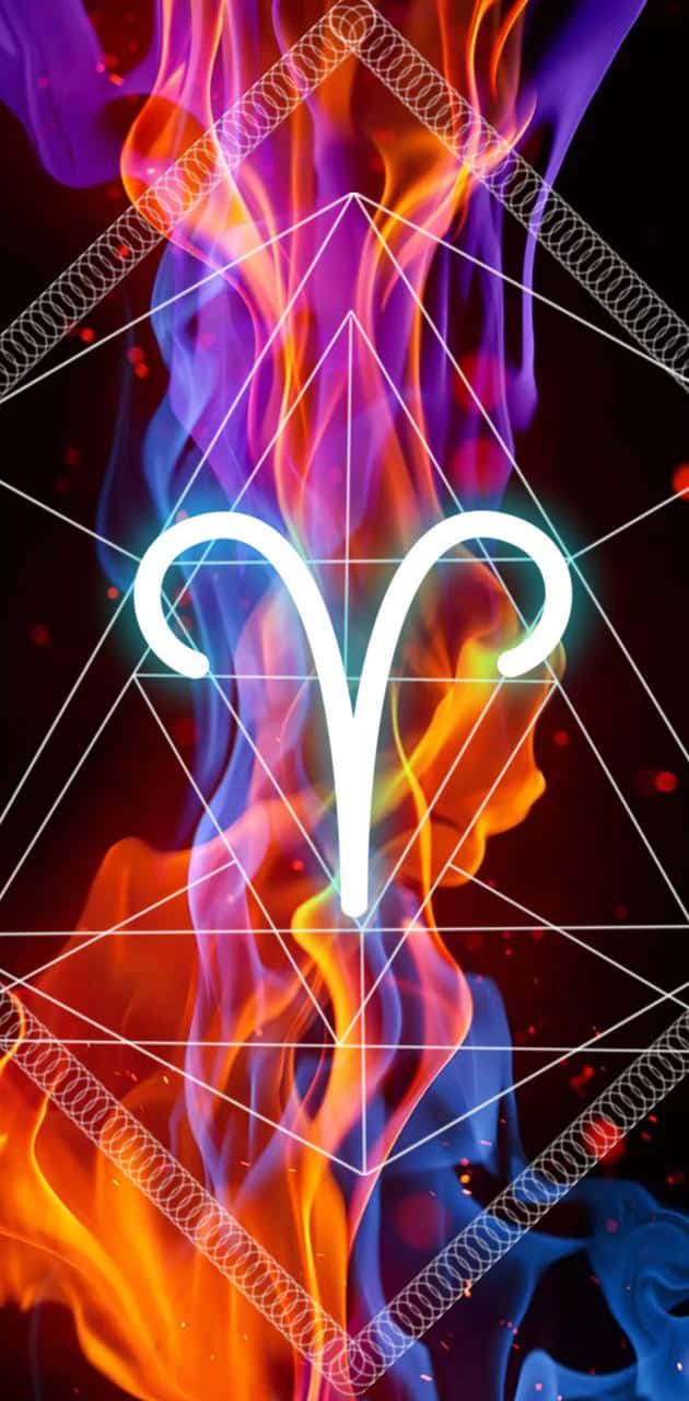火焰動畫 桌布 壁紙 — 一個發光的白色公羊符號從充滿活力的紫色和橙色火焰中浮現，位於幾何網格內，背景為深色。