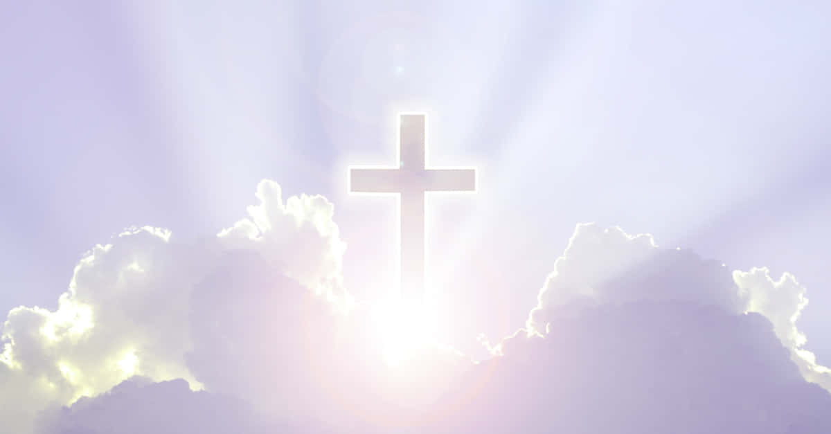 Resurrection 桌布 壁紙 — 一個發光的白色十字架從蓬鬆的雲層後面出現，明亮的陽光向外照射，映襯著柔和的紫色天空。