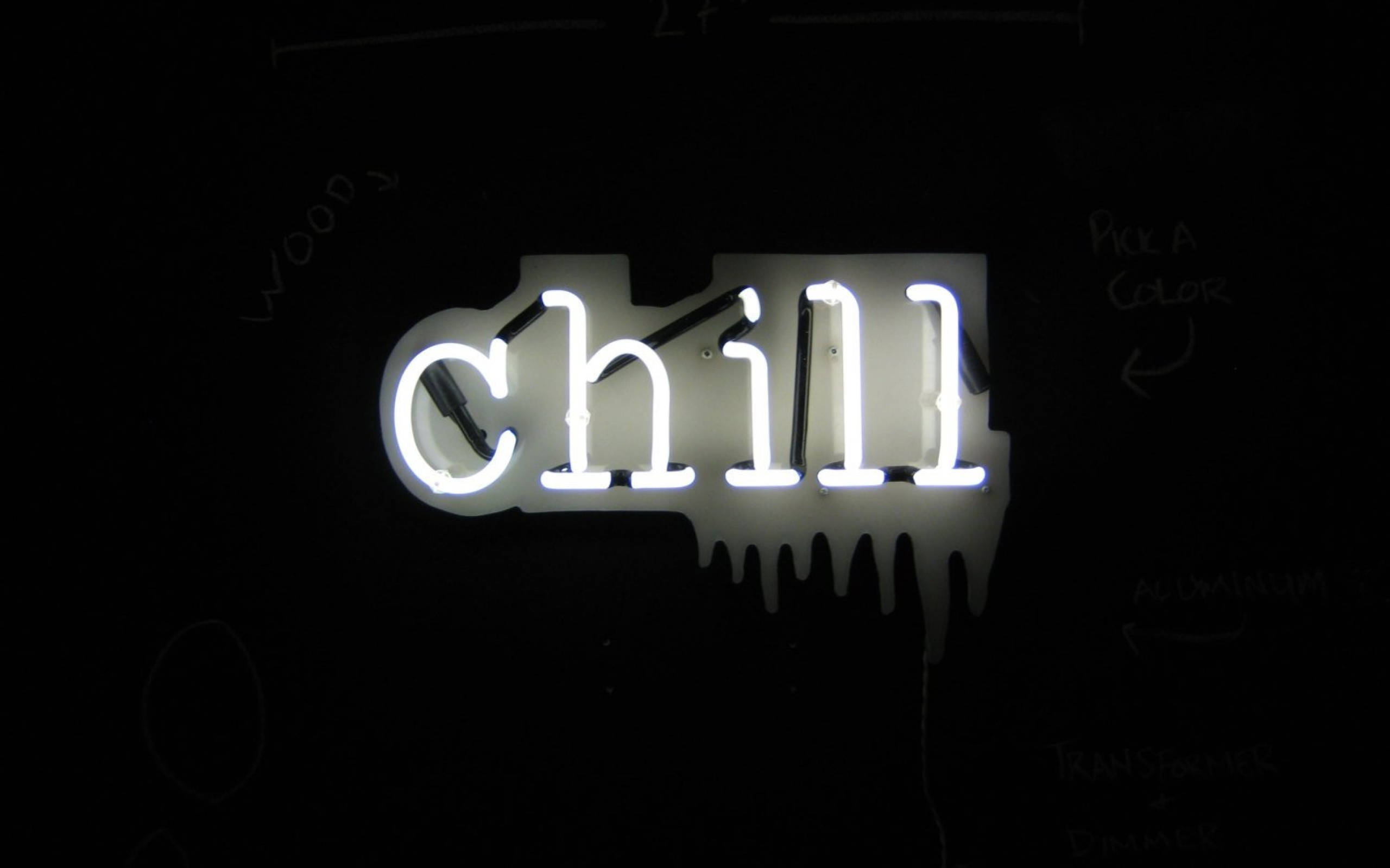Chill 桌布 壁紙 — 一個發光的白色吉他形霓虹燈牌在黑暗的牆上拼出 'chill'，牆上有手寫筆記。