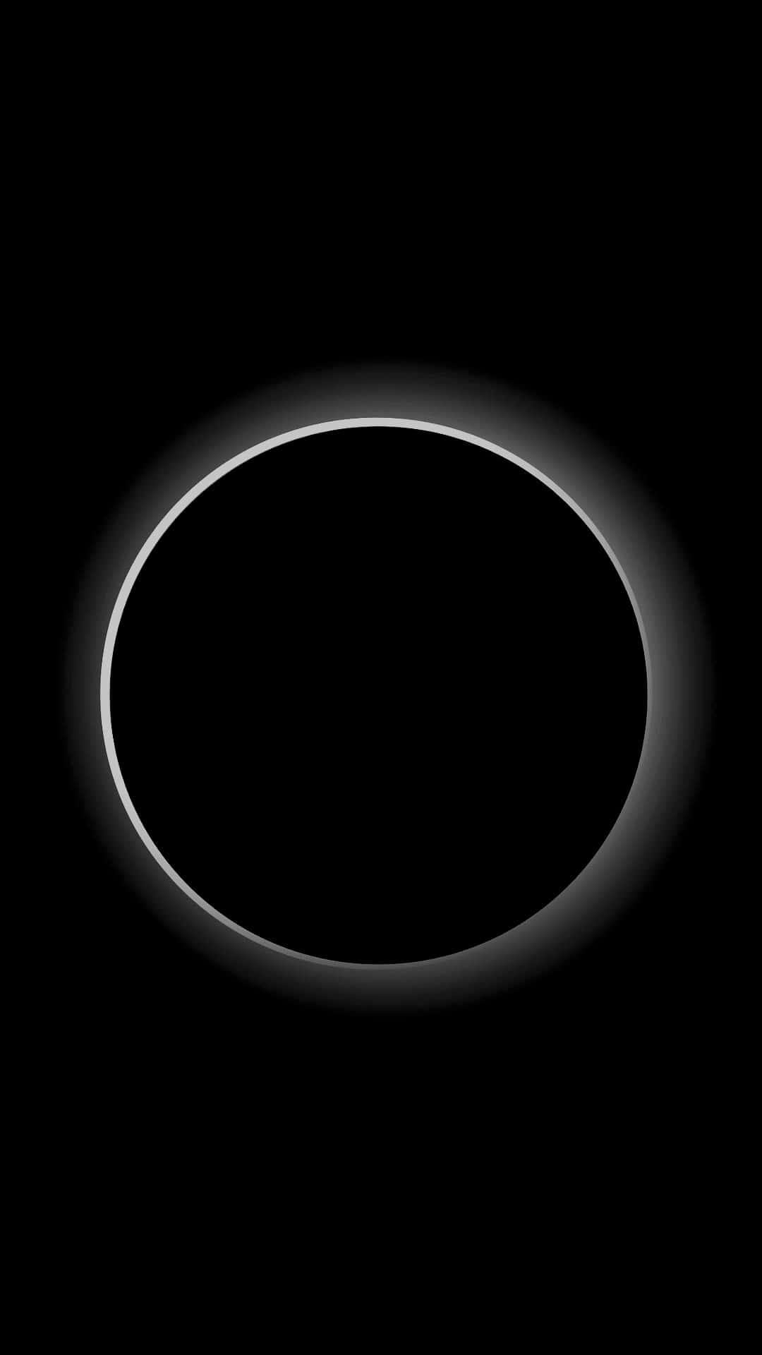 Vantablack 桌布 壁紙 — 一個發光的白色圓環在純黑色背景上發光，營造出極簡的天體日食效果。