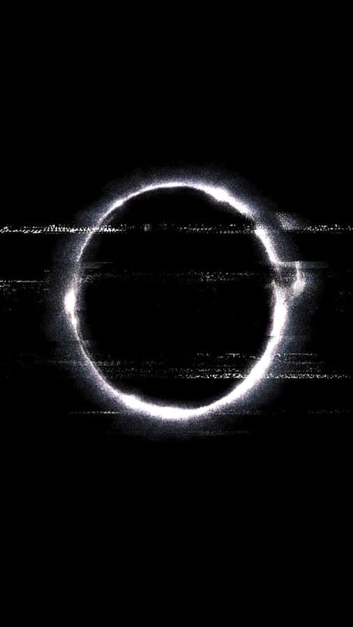 Aesthetic iPhone Horror 桌布 壁紙 — 一個發光的白色圓環在黑色背景上脈動，帶有水平數位故障線條。