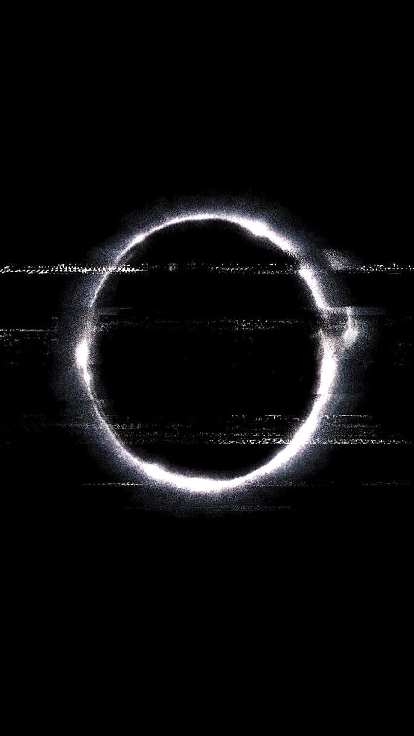 Aesthetic iPhone Horror 桌布 壁紙 — 一個發光的白色圓環在黑色背景上脈動，帶有水平數位故障線條。