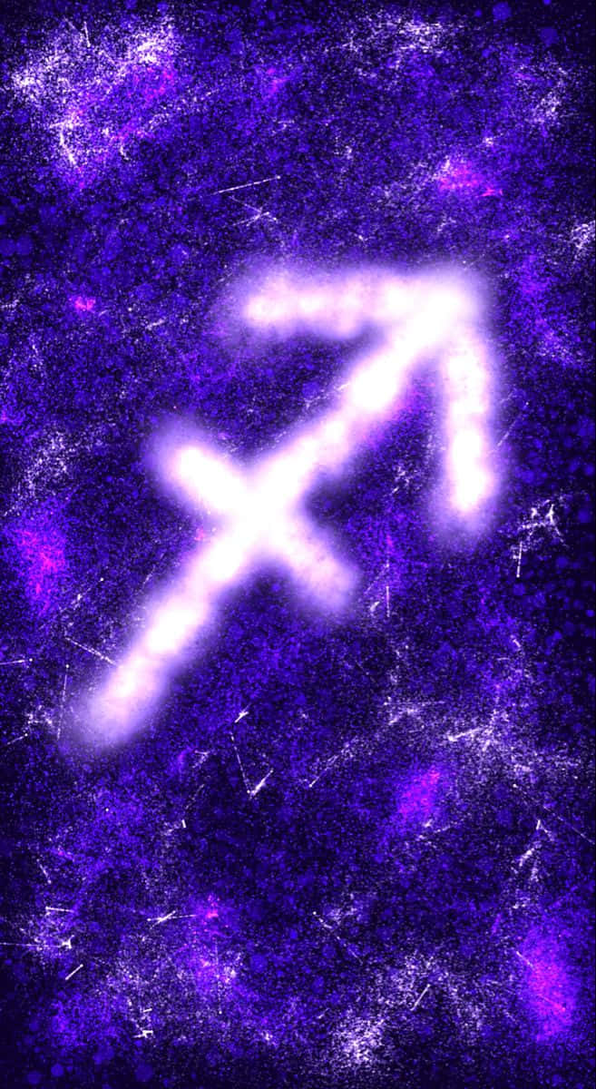 Sagittarius Aesthetic 桌布 壁紙 — 一個發光的白色射手座星座符號在帶紋理的宇宙紫色背景上閃耀。