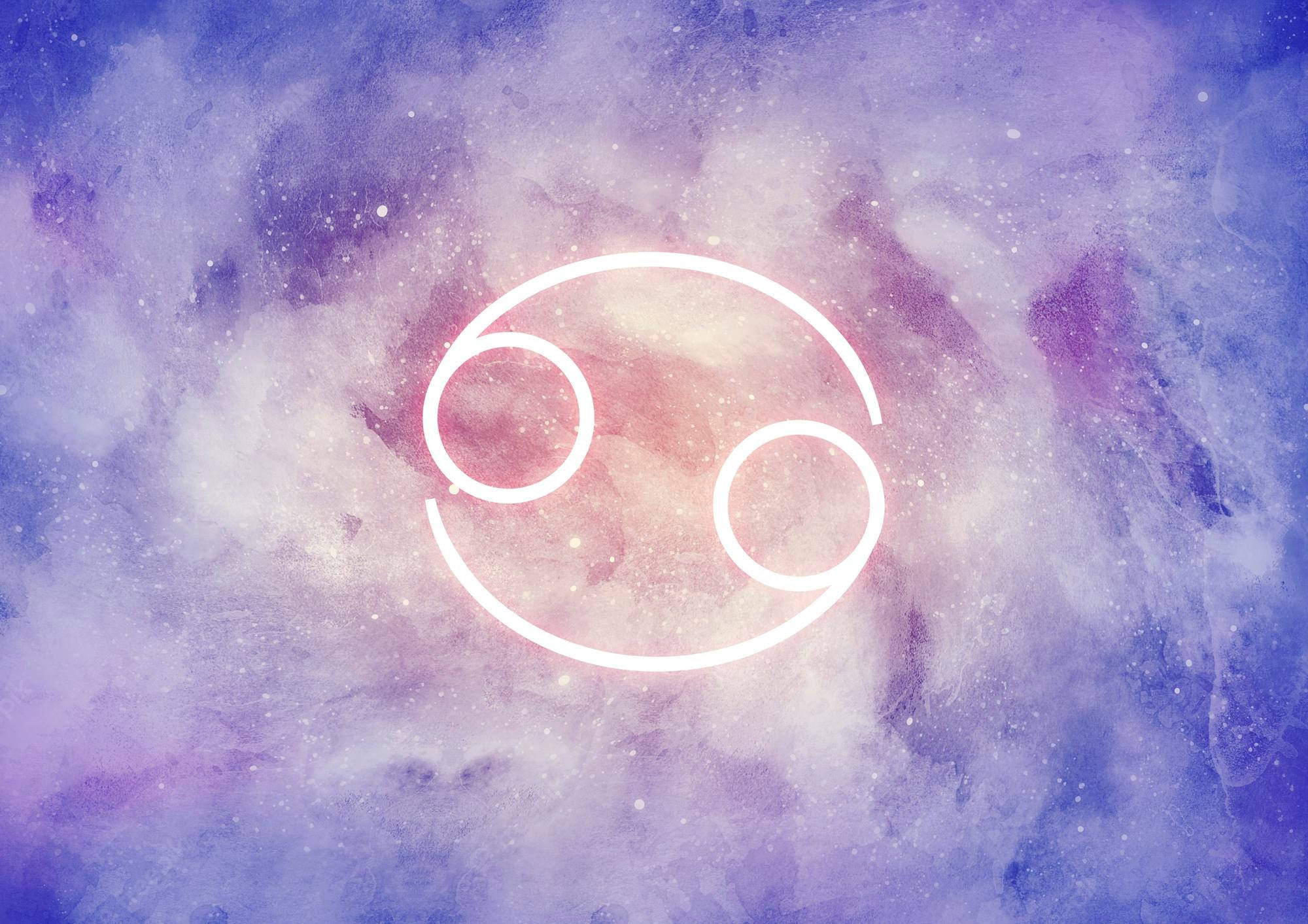 Cancer Aesthetic 桌布 壁紙 — 一個發光的白色巨蟹座符號漂浮在充滿星星的夢幻紫色和粉紅色宇宙星雲中。
