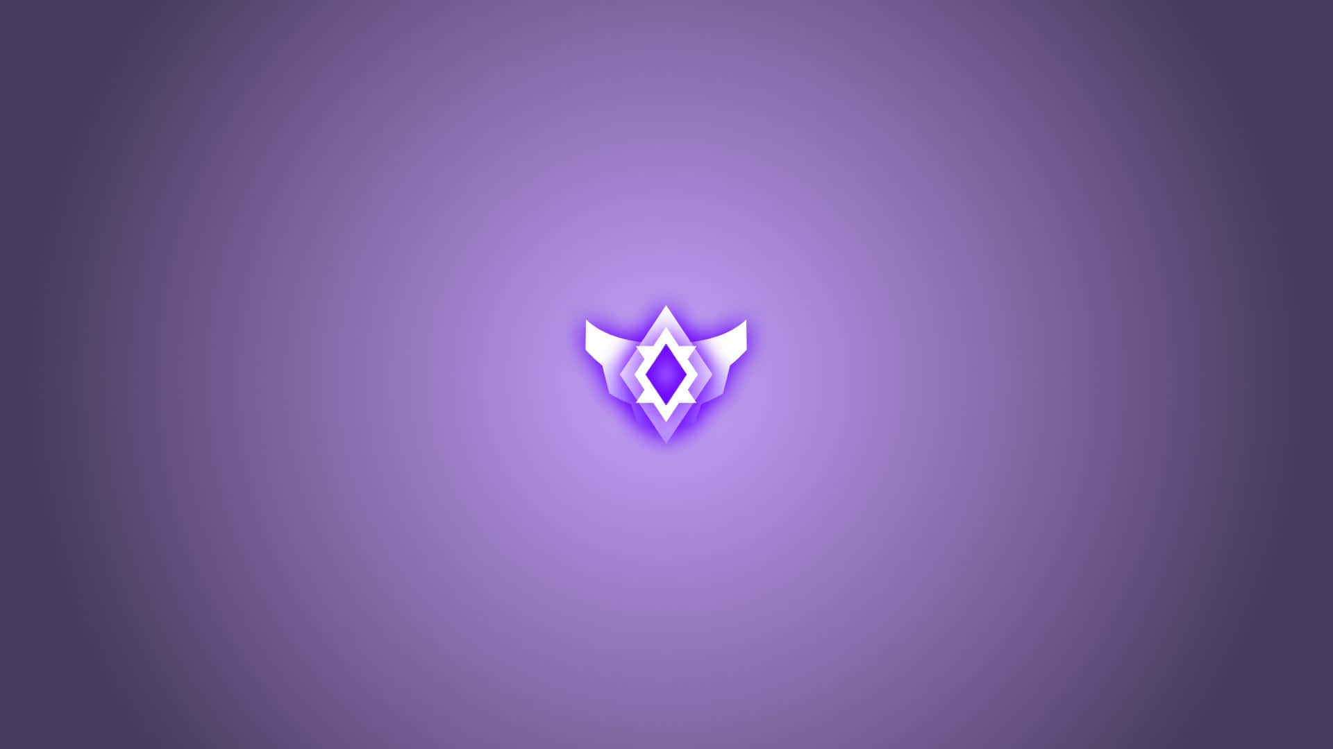 Rocket League 桌布 壁紙 — 一個發光的白色幾何徽章，帶有翼狀延伸，居中於柔和的紫色漸變背景上。