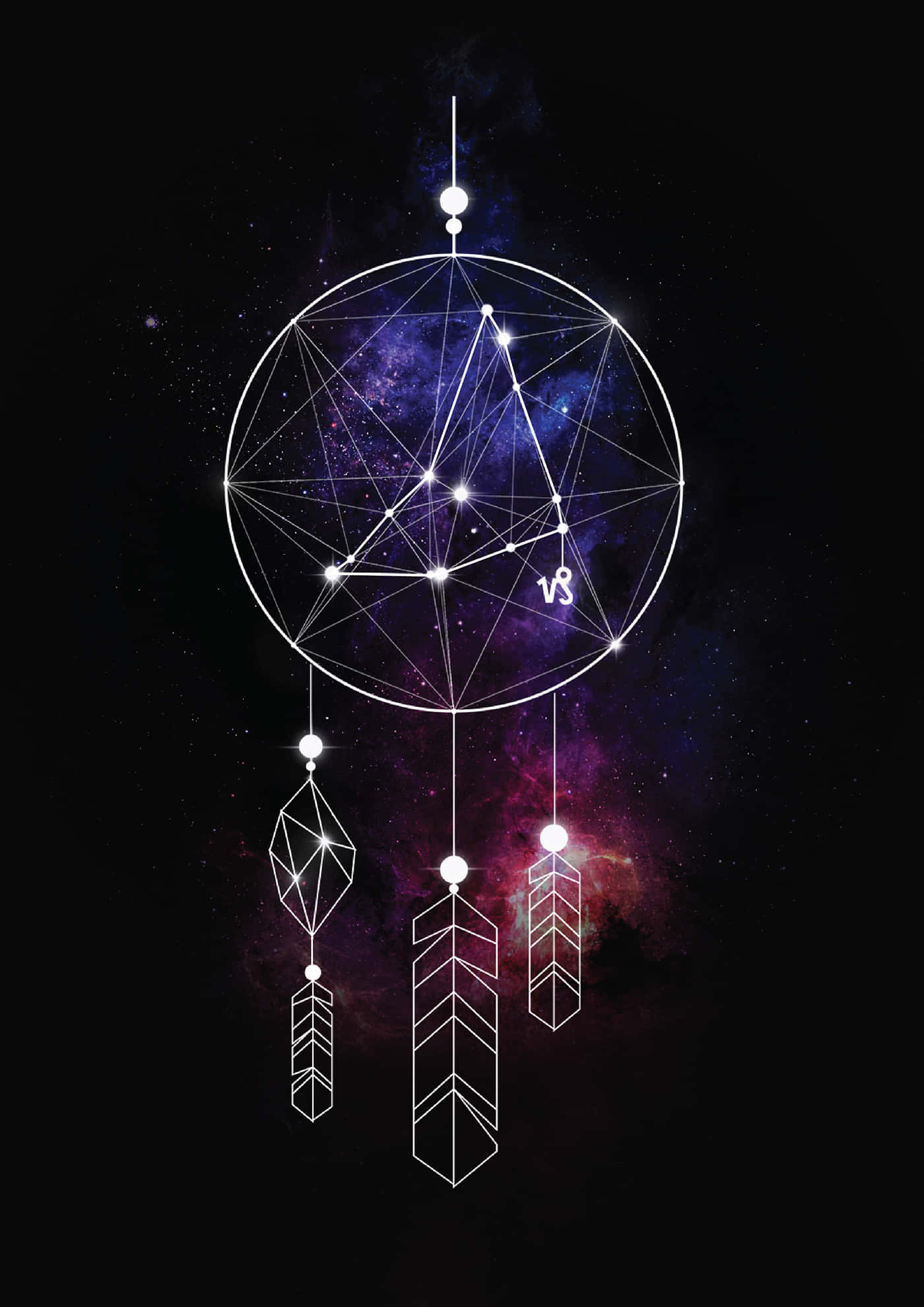 Capricorn Aesthetic 桌布 壁紙 — 一個發光的白色幾何捕夢網，帶有羽毛，懸掛在充滿活力的紫色和粉紅色宇宙星雲背景前。