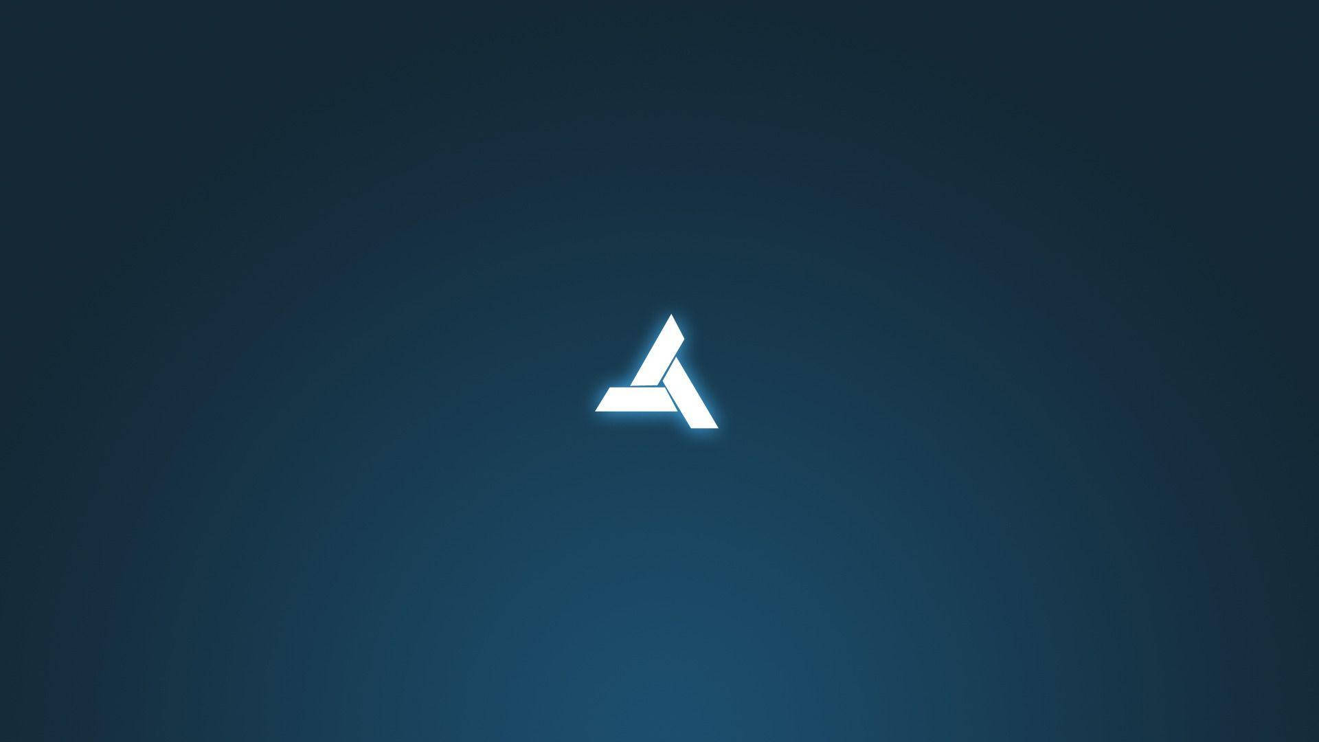 Gamer Logo 桌布 壁紙 — 一個發光的白色幾何標誌，居中放置在深藍色漸變背景上，帶有微妙的徑向光效。