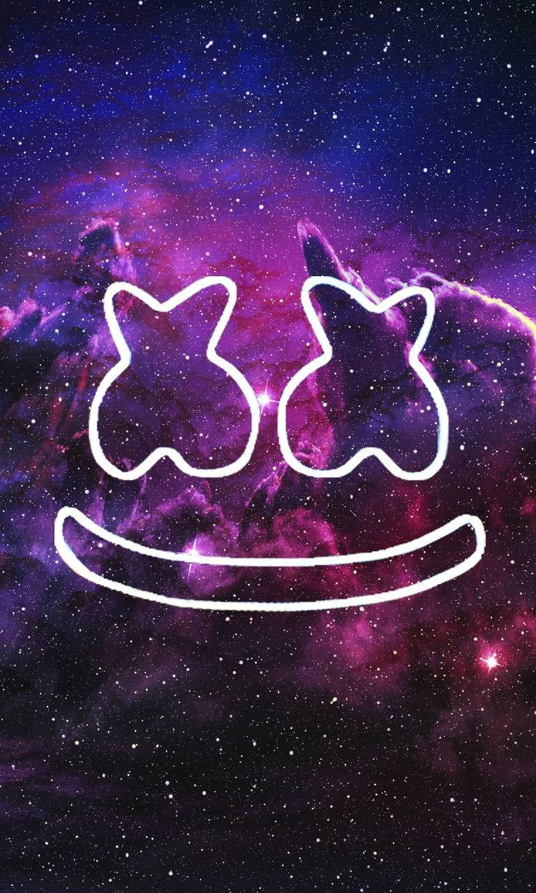 Marshmello 動態圖 桌布 壁紙 — 一個發光的白色微笑臉貓耳輪廓漂浮在充滿星星的紫色和藍色宇宙星雲中。
