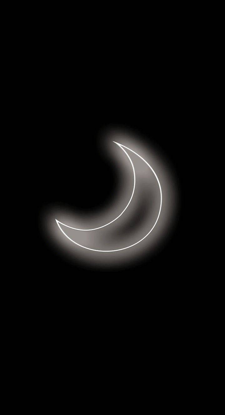 Crescent Moon 桌布 壁紙 — 一個發光的白色新月輪廓在深黑色背景上柔和地散發光芒。