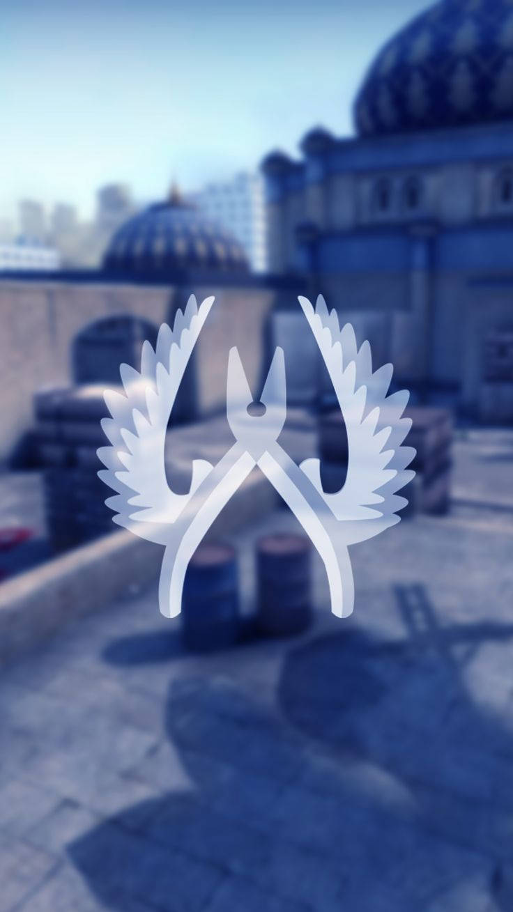 cs go iPhone 桌布 壁紙 — 一個發光的白色有翼鉗子標誌懸浮在一個帶有圓頂建築的屋頂上方，色調柔和藍色。