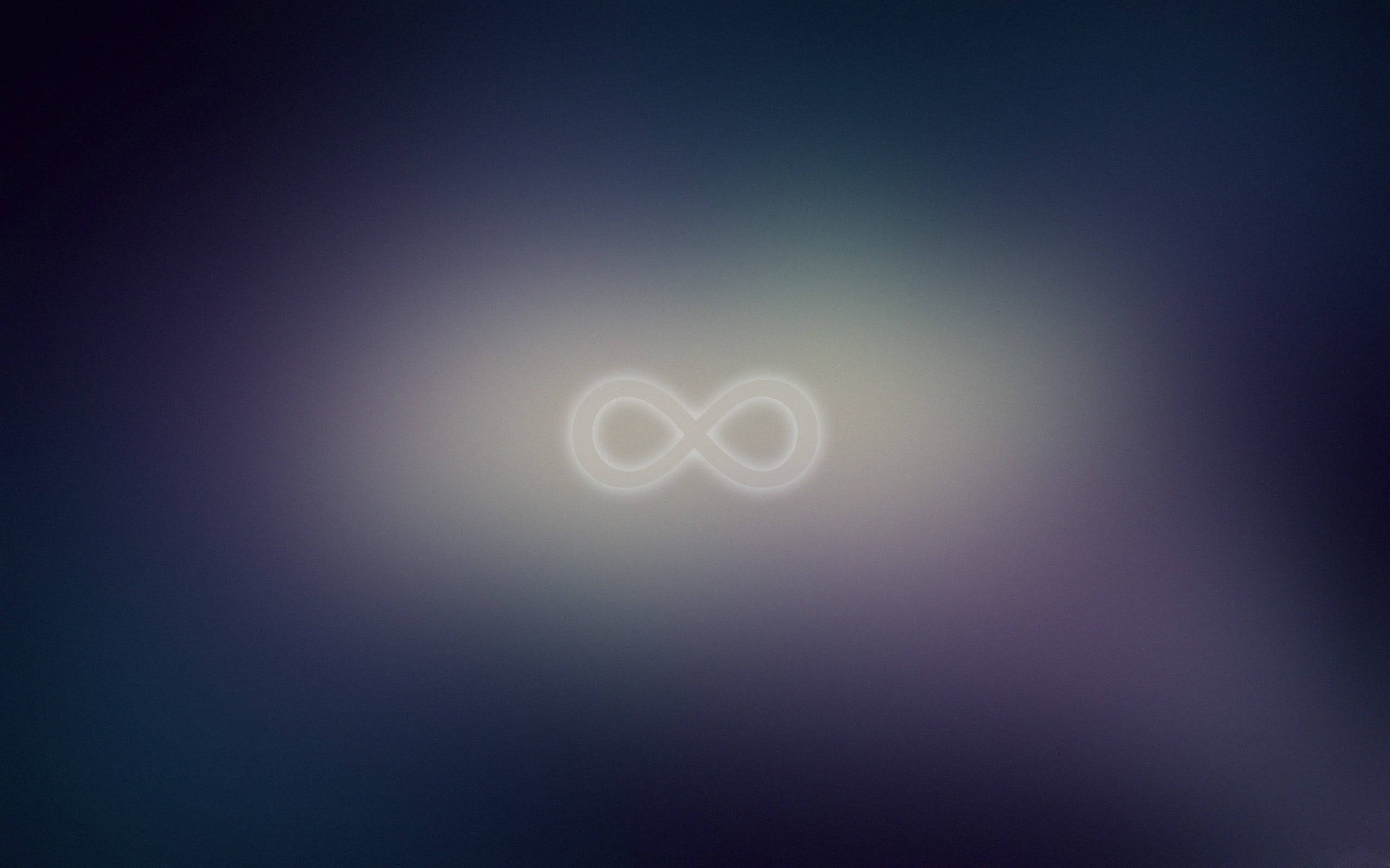 Infinity Symbol 桌布 壁紙 — 一個發光的白色無限符號在深藍色和紫色的漸變背景上柔和地散發光芒。