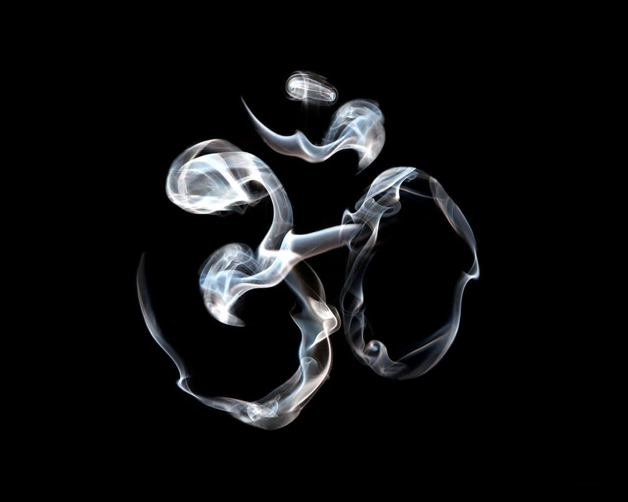 嗡 桌布 壁紙 — 一個發光的白色煙霧「唵」符號漂浮在純黑色背景上，帶有柔和的光線亮點。