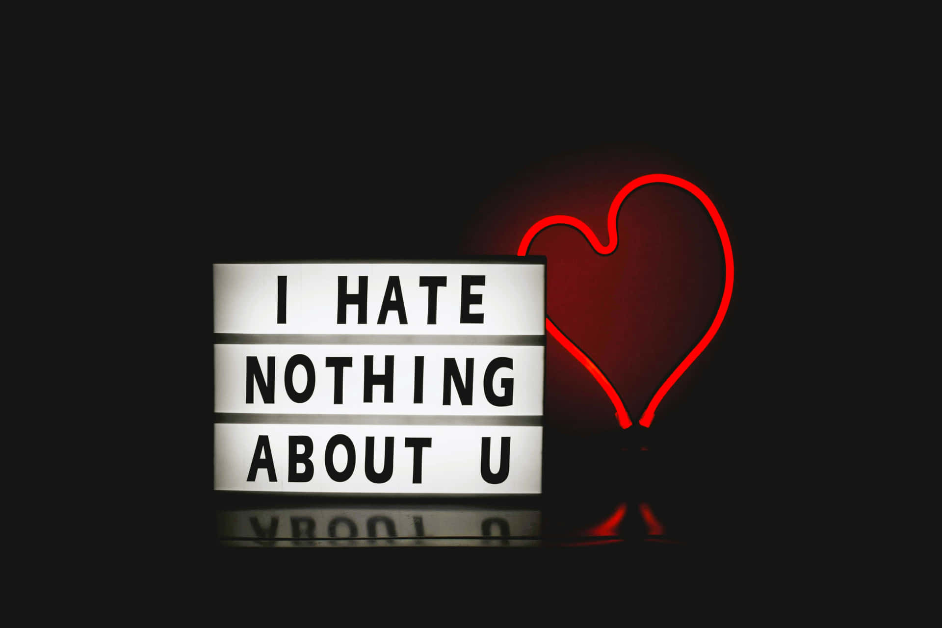 i hate nothing about u 壁紙 — 一個發光的白色燈箱在黑色背景上顯示訊息 I HATE NOTHING ABOUT U，旁邊有一個紅色霓虹心形。