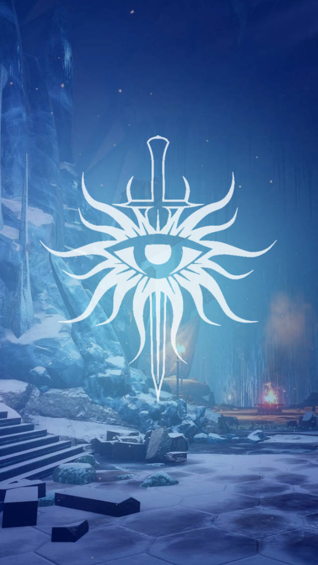 Dragon Age 桌布 壁紙 — 一個發光的白色眼睛符號，中間穿過一把劍，照亮了一個有六角形石磚和遠處火光的雪洞入口。