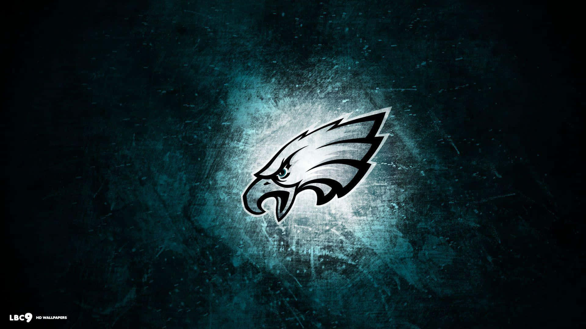 Eagles Football 桌布 壁紙 — 一個發光的白色費城老鷹隊標誌從帶有粗糙刮痕和光暈的深色青綠色紋理背景中浮現。