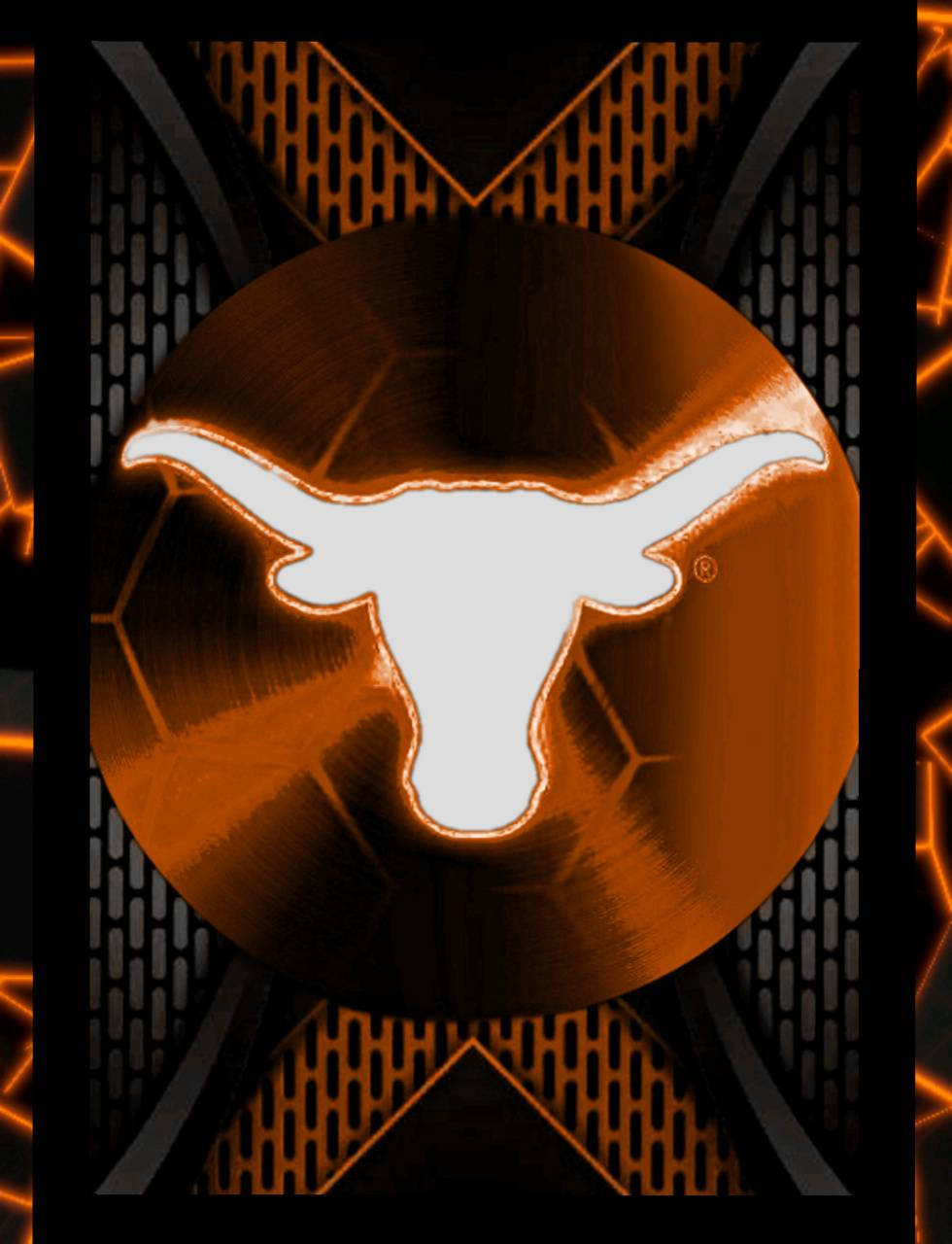 Texas Longhorn 桌布 壁紙 — 一個發光的白色長角牛頭骨標誌，位於紋理橙色球體中央，背景為深色幾何圖案，帶有橙色霓虹燈點綴。