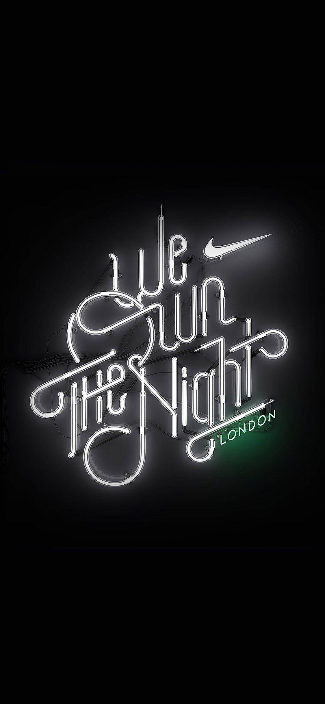 Nike iPhone 桌布 壁紙 — 一個發光的白色霓虹燈牌，上面寫著「We Run The Night」，帶有Nike勾勾和綠色的「LONDON」，背景為黑色。