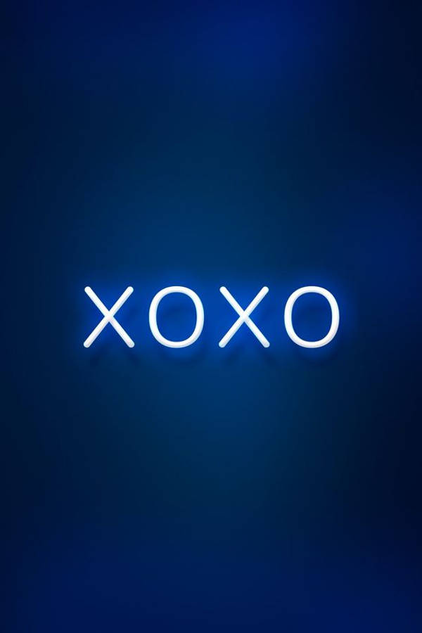 dark blue aesthetic tumblr 桌布 壁紙 — 一個發光的白色霓虹燈牌，在深藍色漸變牆上拼出 XOXO。
