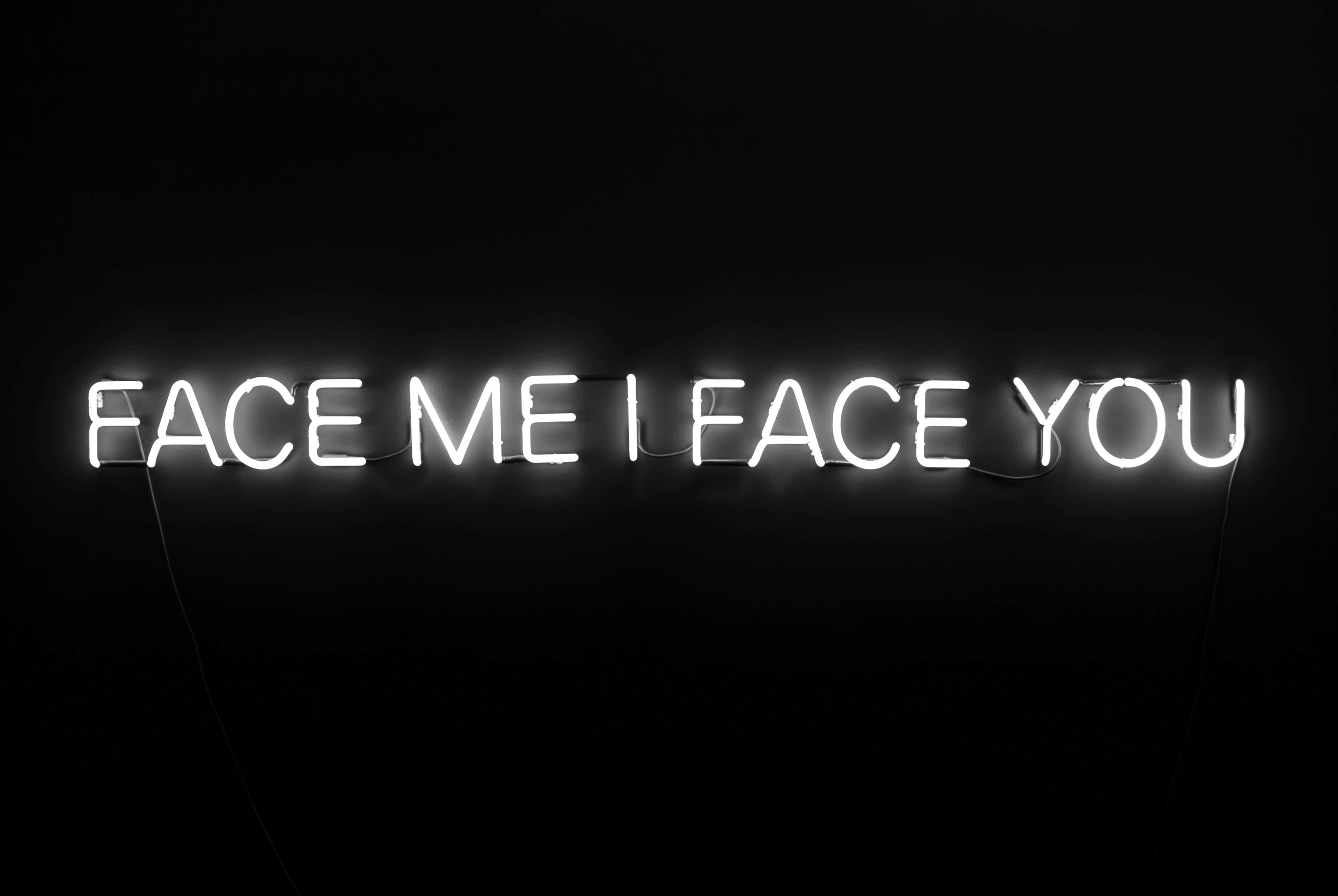 Black And White Quotes Simple 桌布 壁紙 — 一個發光的白色霓虹燈牌在漆黑背景上顯示 face me i face you。