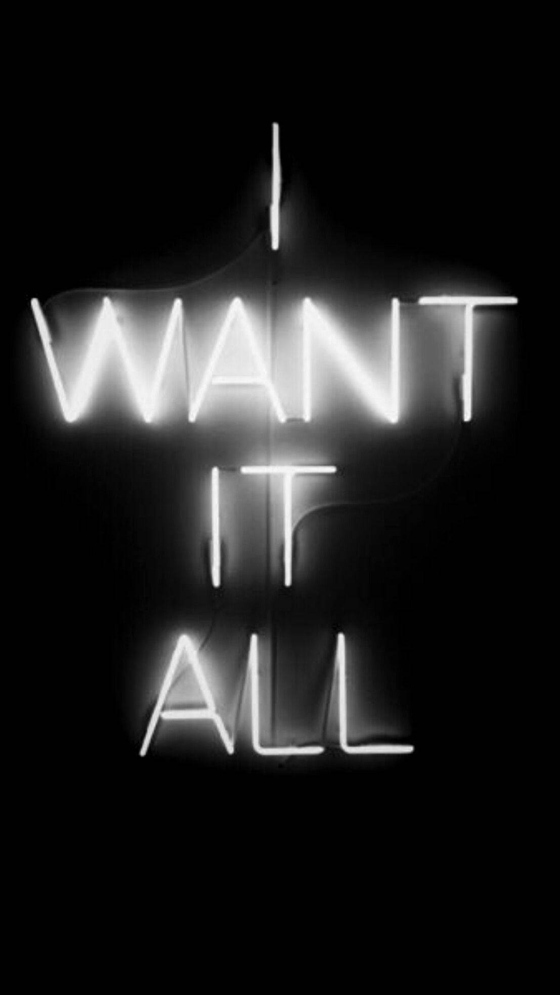 Quote 桌布 壁紙 — 一個發光的白色霓虹燈牌在漆黑背景上拼出「I WANT IT ALL」，並可見煙霧縷縷。