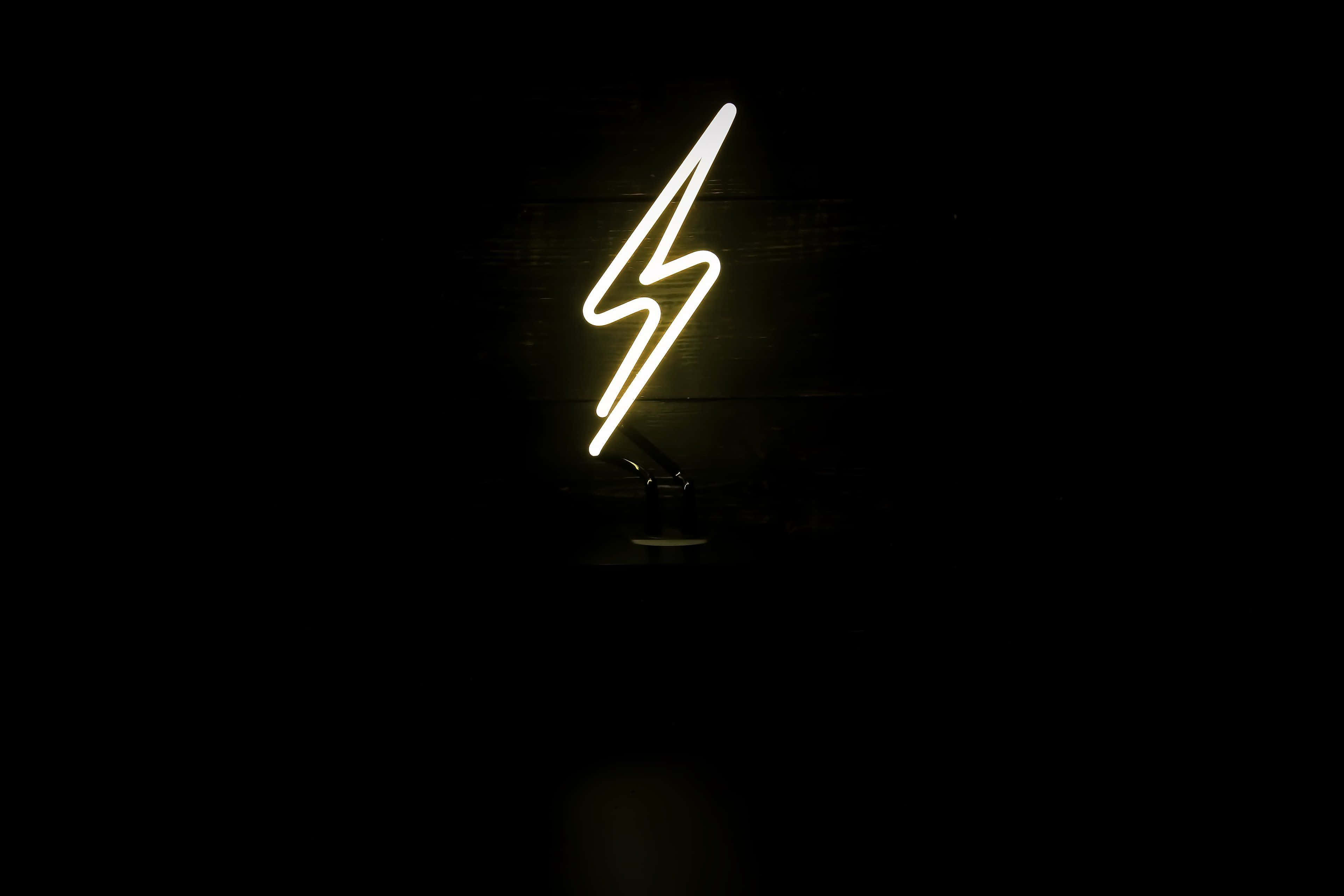Lightning Bolt 桌布 壁紙 — 一個發光的白色霓虹閃電標誌在昏暗的房間中，在深色木牆上格外醒目。