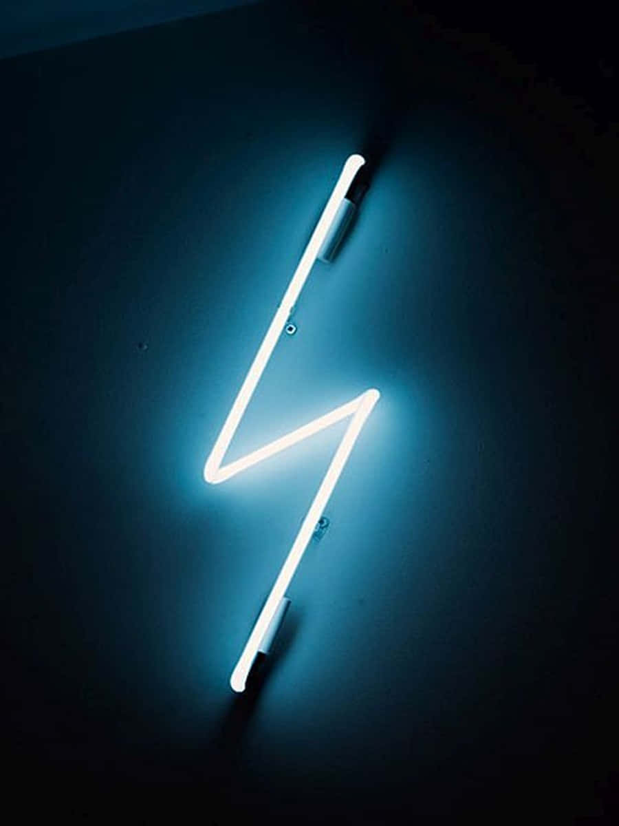 Neon Lightning 桌布 壁紙 — 一個發光的白色霓虹閃電標誌在昏暗的房間中，在深色牆壁上投射出冷藍色的光暈。