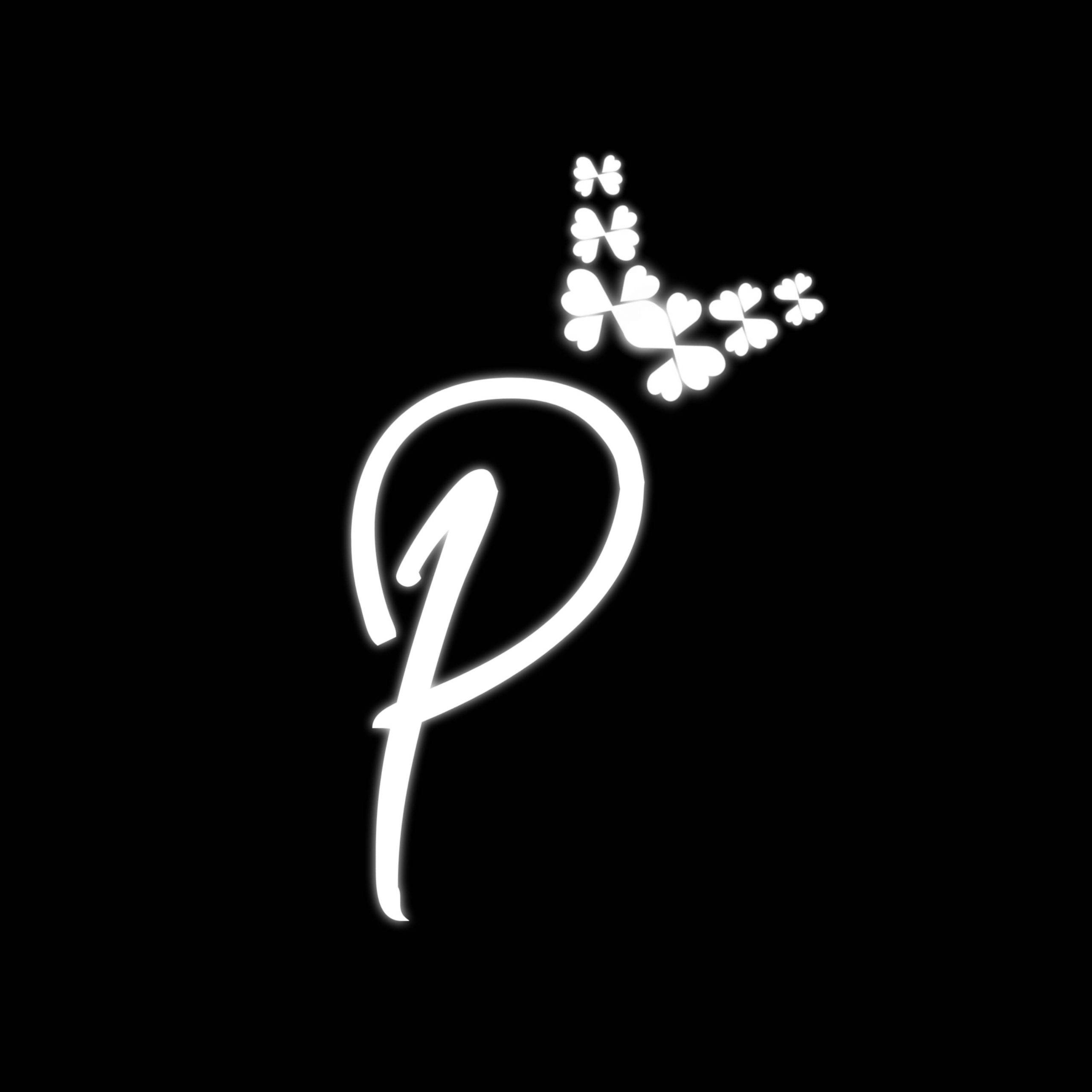 字母P 桌布 壁紙 — 一個發光的白色風格化字母P，上方有心形三葉草，背景為黑色。