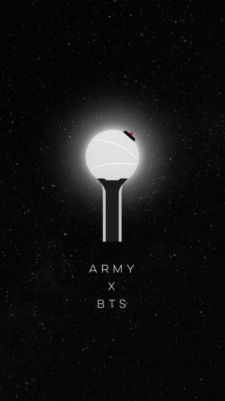 Bts Black 桌布 壁紙 — 一個發光的白色麥克風，形狀像籃球，頂部有一個紅色心形，背景是星空的黑色夜空，下方有「ARMY x BTS」文字。
