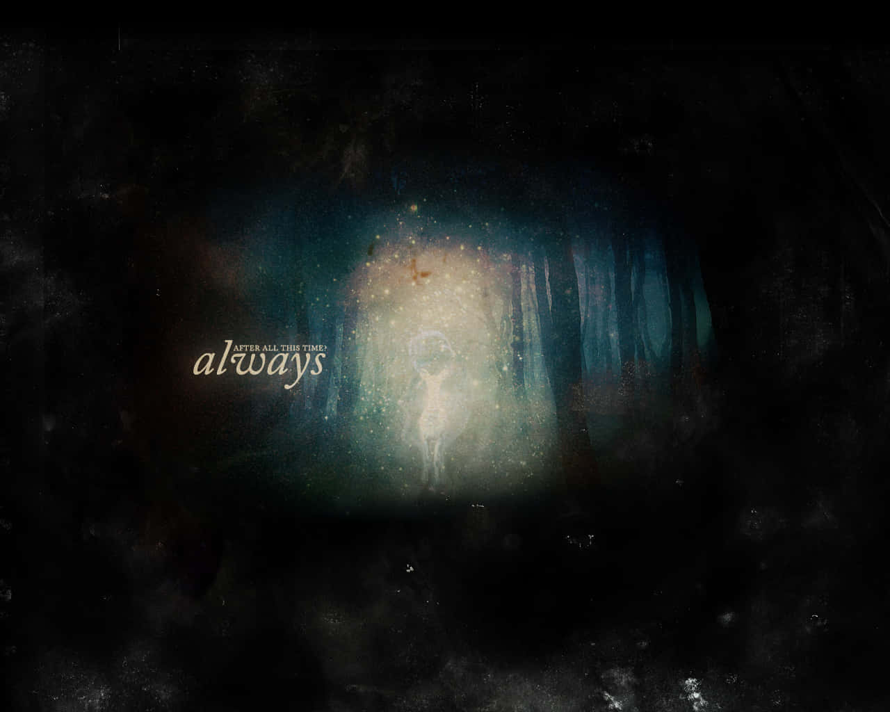 Patronus 桌布 壁紙 — 一個發光的空靈人物站在黑暗的森林中，沐浴在神秘的藍色和金色光芒中，並帶有文字 after all this time always。
