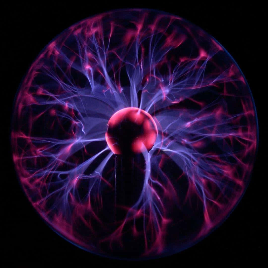 Plasma 桌布 壁紙 — 一個發光的等離子球體在黑色背景上發出充滿活力的紫色和粉紅色電絲。