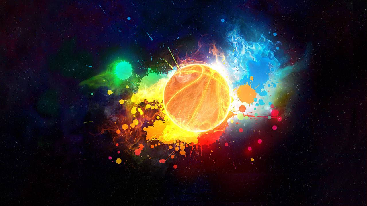 籃球 桌布 壁紙 — 一個發光的籃球在宇宙黑暗背景下，在鮮豔的顏料飛濺中散發出熾熱的能量。