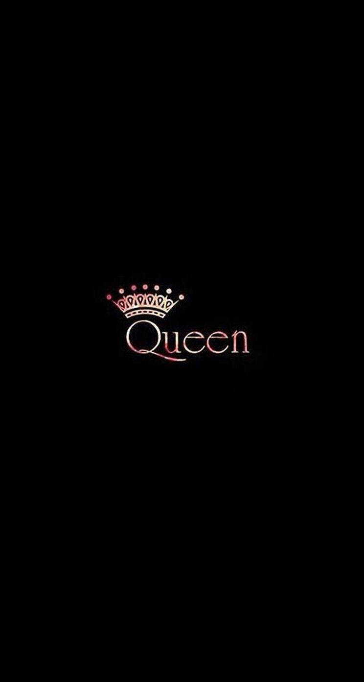 Black Queen 桌布 壁紙 — 一個發光的粉紅色和金色皇冠，下方優雅地書寫著「Queen」字樣，背景為純黑色。