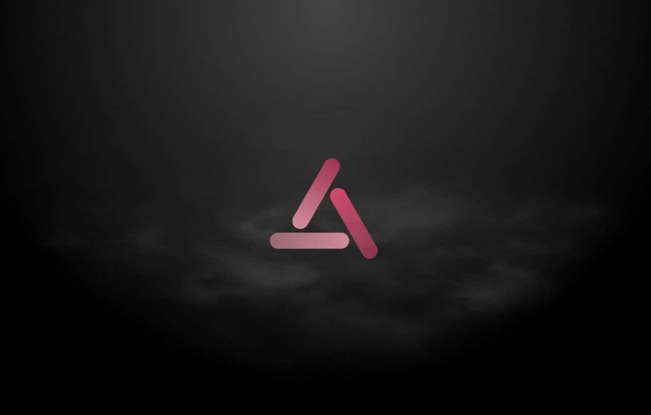 Black And Pink 桌布 壁紙 — 一個發光的粉紅色幾何標誌漂浮在帶有柔和漸變照明的暗色煙霧背景上。