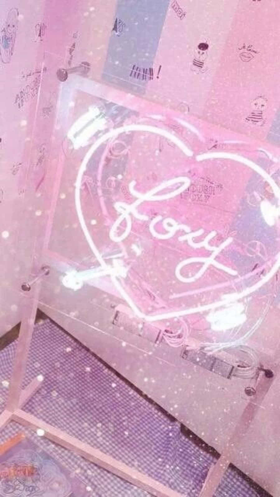 Pastel Pink Aesthetic 桌布 壁紙 — 一個發光的粉紅色心形霓虹燈牌，上面寫著「Loxy」，照亮了一個帶有圖案壁紙和閃亮裝飾的粉彩粉紅色房間。