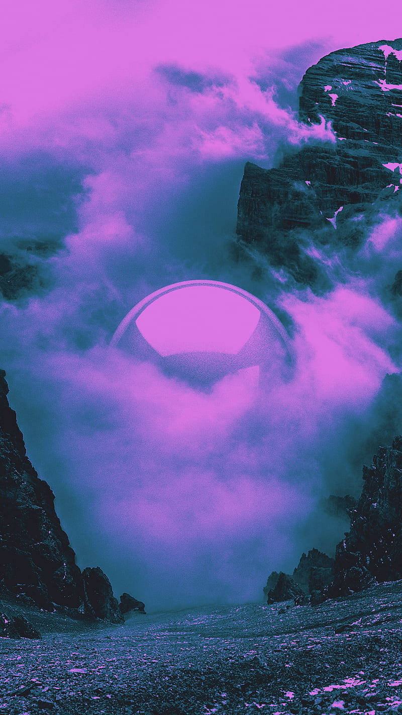 雲朵 桌布 壁紙 — 一個發光的粉紅色球體漂浮在漩渦狀雲層之間，位於崎嶇的山峰之間，在超現實的紫色天空下。
