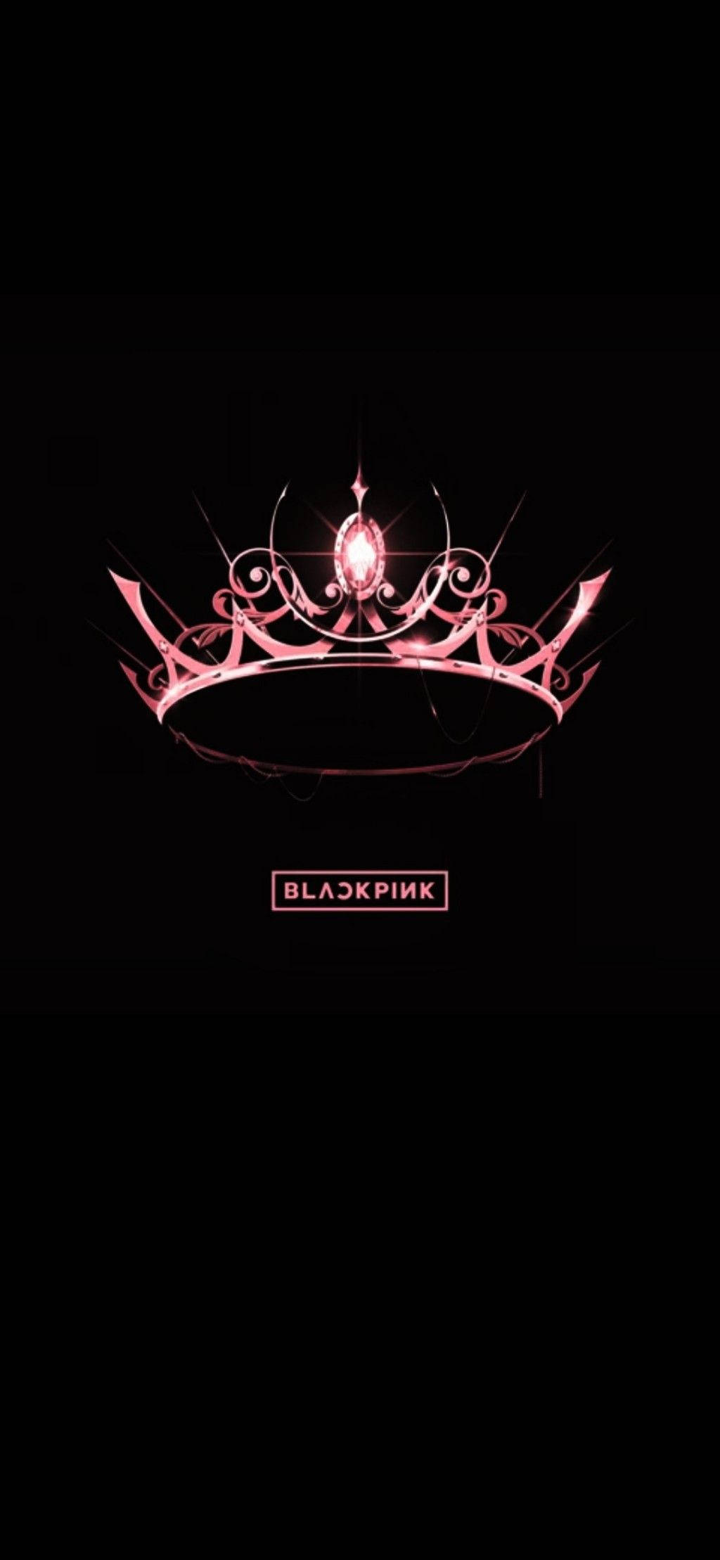 BLACKPINK 桌布 壁紙 — 一個發光的粉紅色皇冠，中央鑲有寶石，在黑色背景上散發光芒，下方有'BLACKPINK'文字。