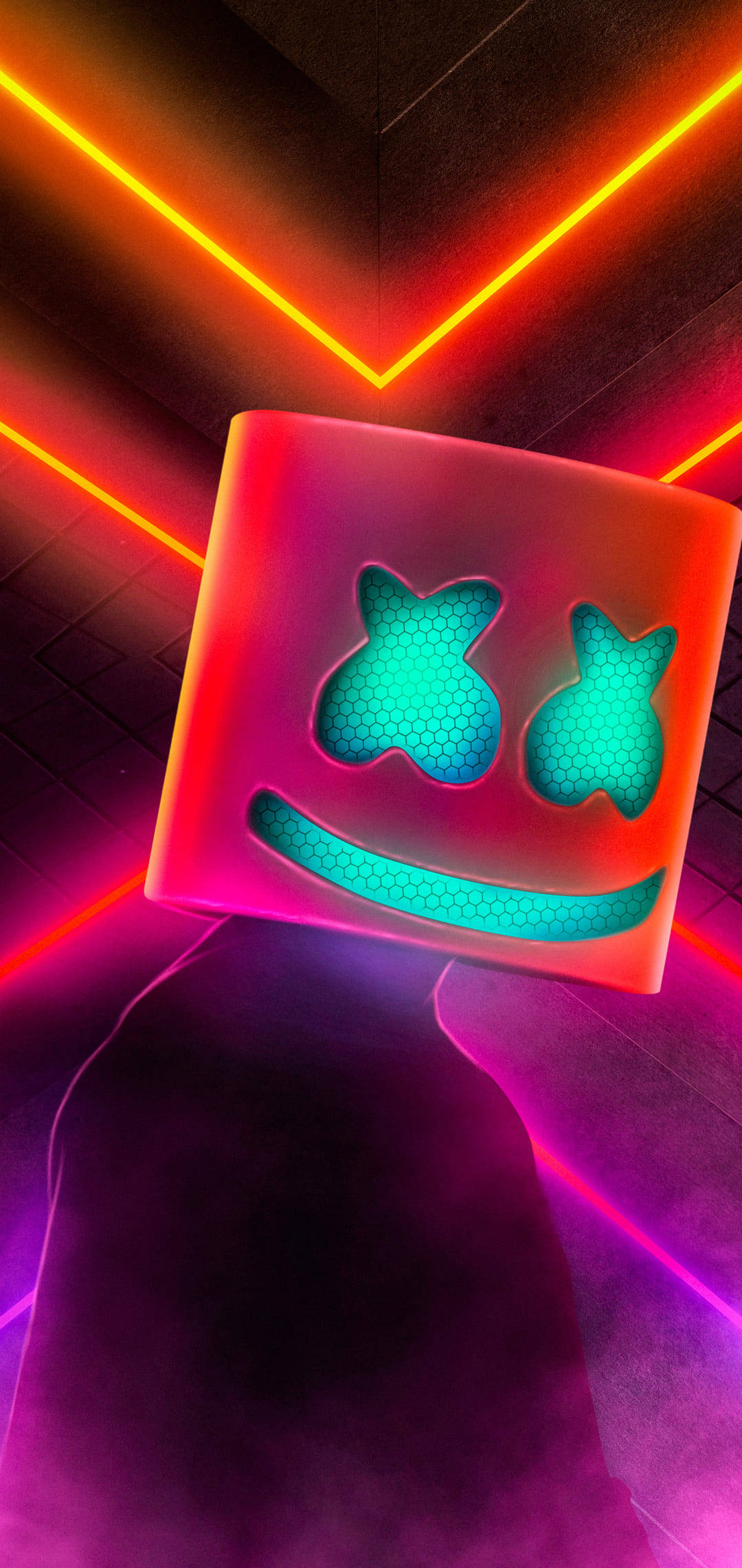 marshmello iPhone 桌布 壁紙 — 一個發光的粉紅色立方體，帶有青綠色的笑臉，在黑暗的未來風格走廊中漂浮於充滿活力的霓虹橙色和紫色燈光之間。