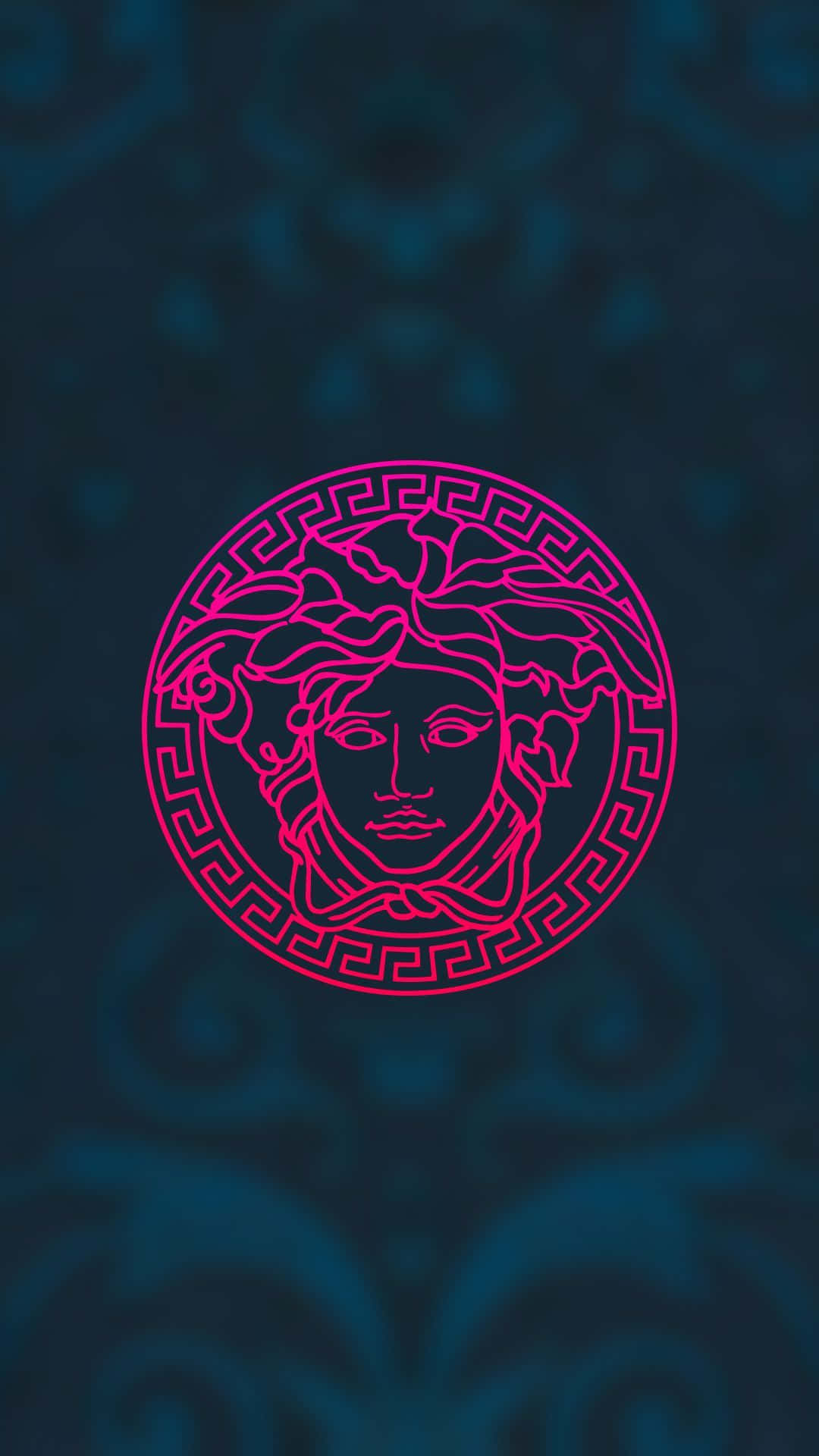 Luxury 桌布 壁紙 — 一個發光的粉紅色美杜莎頭標誌，以霓虹燈勾勒輪廓，置於深藍綠色圖案背景上。