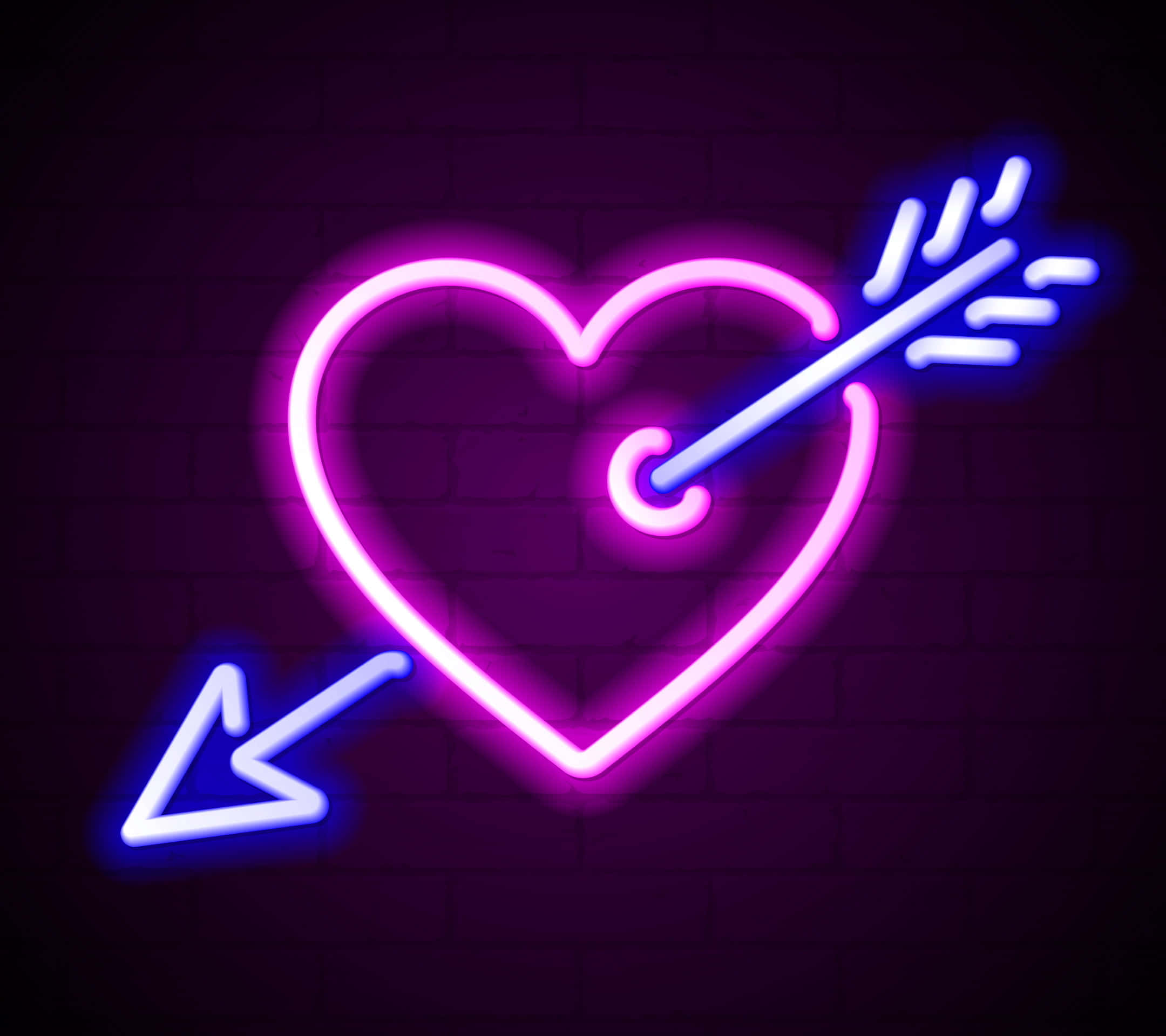 Aesthetic Heart 桌布 壁紙 — 一個發光的粉紅色霓虹心形被一支帶有箭羽的藍色箭射穿，背景是深色磚牆。